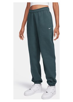 Damskie spodnie z dzianiny Nike Solo Swoosh - Zieleń ze sklepu Nike poland w kategorii Spodnie damskie - zdjęcie 169758404