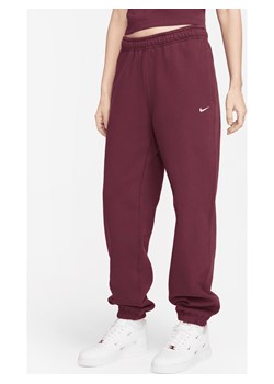 Damskie spodnie z dzianiny Nike Solo Swoosh - Czerwony ze sklepu Nike poland w kategorii Spodnie damskie - zdjęcie 169758553
