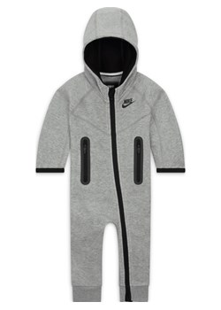 Pajacyk dla niemowląt Nike Sportswear Tech Fleece Hooded - Szary ze sklepu Nike poland w kategorii Pajacyki - zdjęcie 169758780