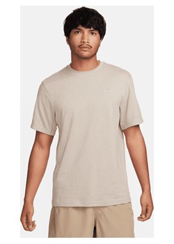 Męska uniwersalna koszulka z krótkim rękawem Dri-FIT Nike Primary - Brązowy ze sklepu Nike poland w kategorii T-shirty męskie - zdjęcie 169758814