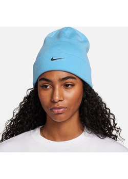 Czapka ze ściągaczem i metalowym logo Swoosh Nike Peak - Niebieski ze sklepu Nike poland w kategorii Czapki zimowe damskie - zdjęcie 169758853