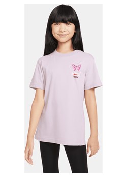 T-shirt dla dużych dzieci (dziewcząt) Nike Sportswear - Fiolet ze sklepu Nike poland w kategorii Bluzki dziewczęce - zdjęcie 169759200