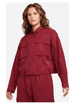 Damska kurtka z tkaniny z grafiką Nike Paris Saint-Germain Essential - Czerwony ze sklepu Nike poland w kategorii Kurtki damskie - zdjęcie 169759220