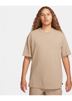 T-shirt męski Nike Sportswear Premium Essentials - Brązowy ze sklepu Nike poland w kategorii T-shirty męskie - zdjęcie 169759242