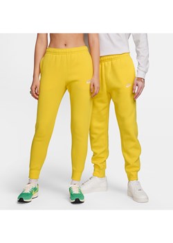 Joggery Nike Sportswear Club Fleece - Żółty ze sklepu Nike poland w kategorii Spodnie męskie - zdjęcie 169759254