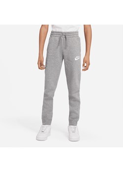 Spodnie dla dużych dzieci Nike Sportswear Club Fleece - Szary ze sklepu Nike poland w kategorii Spodnie chłopięce - zdjęcie 169759374