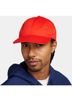 Elastyczna czapka z płaskim daszkiem Nike Club - Czerwony ze sklepu Nike poland w kategorii Czapki z daszkiem męskie - zdjęcie 169759382