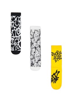 Cropp - 3 pack skarpet ze streetwearowymi wzorami - biały ze sklepu Cropp w kategorii Skarpetki męskie - zdjęcie 169779062