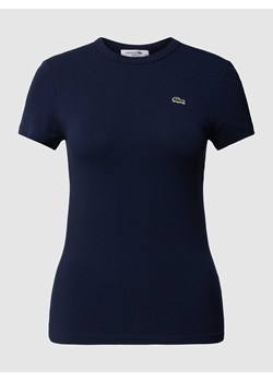 T-shirt o kroju slim fit z detalem z logo ze sklepu Peek&Cloppenburg  w kategorii Bluzki damskie - zdjęcie 169784443