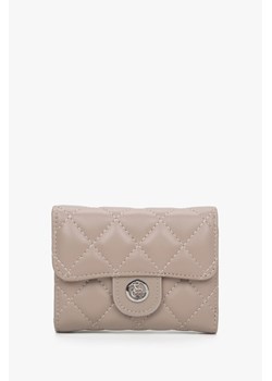 Estro: Mały jasnoróżowy portfel damski z ozdobnym tłoczeniem ze sklepu Estro w kategorii Portfele damskie - zdjęcie 169806580