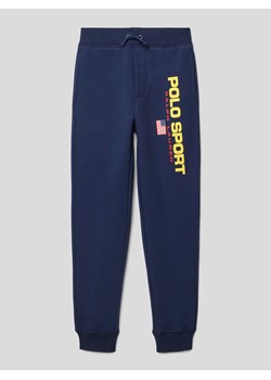 Spodnie dresowe z nadrukiem z logo ze sklepu Peek&Cloppenburg  w kategorii Spodnie chłopięce - zdjęcie 169807002