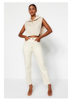 trendyol Dżinsy - Slim fit - w kolorze beżowym ze sklepu Limango Polska w kategorii Jeansy damskie - zdjęcie 169812904
