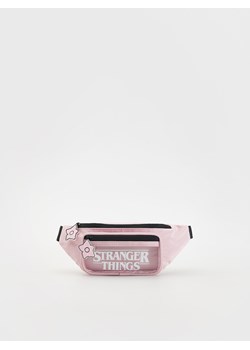 Reserved - Saszetka nerka Stranger Things - różowy ze sklepu Reserved w kategorii Torby i walizki dziecięce - zdjęcie 169816734