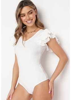 Białe Prążkowane Body z Falbankami na Rękawie Engallia ze sklepu Born2be Odzież w kategorii Bluzki damskie - zdjęcie 169822680