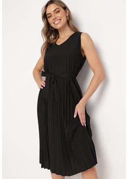 Czarna Rozkloszowana Sukienka Midi Plisowana z Materiałowym Paskiem Varethia ze sklepu Born2be Odzież w kategorii Sukienki - zdjęcie 169830430