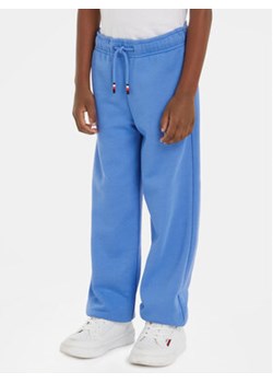 Tommy Hilfiger Spodnie dresowe Logo KB0KB08838 Niebieski Relaxed Fit ze sklepu MODIVO w kategorii Spodnie chłopięce - zdjęcie 169842670