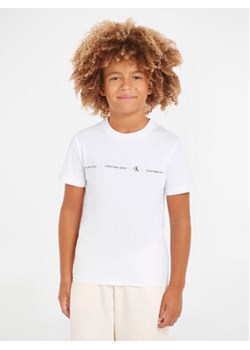 Calvin Klein Jeans T-Shirt Minimalistic IB0IB02033 D Biały Regular Fit ze sklepu MODIVO w kategorii T-shirty chłopięce - zdjęcie 169842674