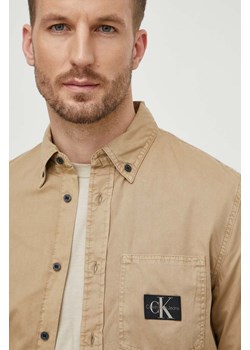 Calvin Klein Jeans koszula bawełniana męska kolor beżowy regular z kołnierzykiem button-down ze sklepu ANSWEAR.com w kategorii Koszule męskie - zdjęcie 169844440
