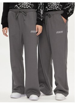 2005 Spodnie dresowe Unisex Cascade Szary Relaxed Fit ze sklepu MODIVO w kategorii Spodnie męskie - zdjęcie 169846721