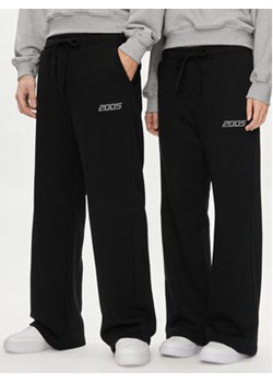 2005 Spodnie dresowe Unisex Cascade Czarny Relaxed Fit ze sklepu MODIVO w kategorii Spodnie męskie - zdjęcie 169846731