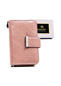 Różowy portfel damski z tłoczonym monogramem - Rovicky ze sklepu 5.10.15 w kategorii Portfele damskie - zdjęcie 169851754