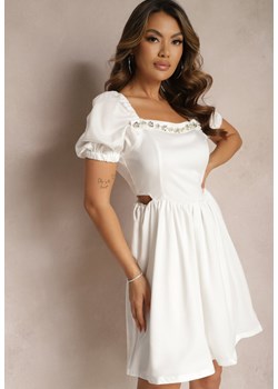 Biała Rozkloszowana Sukienka Mini z Wycięciami po Bokach i Cyrkoniami na Dekolcie Erelasia ze sklepu Renee odzież w kategorii Sukienki - zdjęcie 169856131