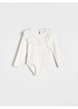 Reserved - Bawełniane body z ażurową falbaną - złamana biel ze sklepu Reserved w kategorii Body niemowlęce - zdjęcie 169857013