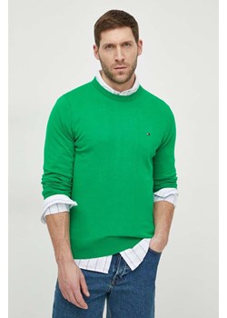 Tommy Hilfiger sweter męski kolor zielony lekki MW0MW21316 ze sklepu ANSWEAR.com w kategorii Swetry męskie - zdjęcie 169858883
