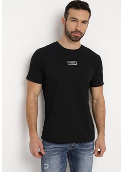 Czarna Bawełniana Koszulka z Krótkim Rękawem i Naszywką na Przodzie Jilila ze sklepu Born2be Odzież w kategorii T-shirty męskie - zdjęcie 169860782