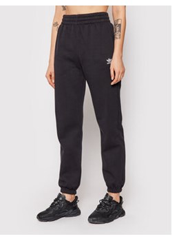 adidas Spodnie dresowe adicolor Essentials Fleece H06629 Czarny Regular Fit ze sklepu MODIVO w kategorii Spodnie damskie - zdjęcie 169870630