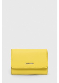 Calvin Klein portfel damski kolor żółty ze sklepu ANSWEAR.com w kategorii Portfele damskie - zdjęcie 169872404