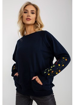 Granatowa bluza bez kaptura z haftem na rękawach RUE PARIS ze sklepu 5.10.15 w kategorii Bluzy damskie - zdjęcie 169880173
