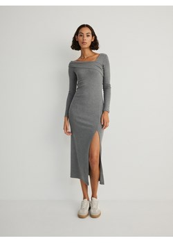Reserved - Dzianinowa sukienka z asymetrycznym dekoltem - ciemnoszary ze sklepu Reserved w kategorii Sukienki - zdjęcie 169888323
