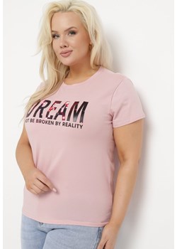 Różowy T-shirt z Bawełny Ozdobiony Napisem Niralle ze sklepu Born2be Odzież w kategorii Bluzki damskie - zdjęcie 169892652