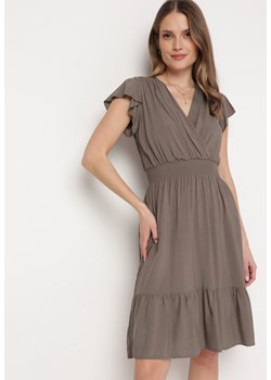 Ciemnobeżowa Bawełniana Sukienka Midi z Kopertowym Dekoltem i Falbankami Xeniabia ze sklepu Born2be Odzież w kategorii Sukienki - zdjęcie 169892904
