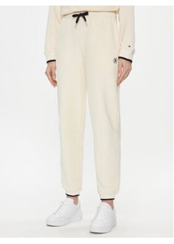 Tommy Hilfiger Spodnie dresowe WW0WW40602 Écru Regular Fit ze sklepu MODIVO w kategorii Spodnie damskie - zdjęcie 169895601
