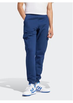 adidas Spodnie dresowe adicolor Trefoil IP2757 Granatowy Slim Fit ze sklepu MODIVO w kategorii Spodnie męskie - zdjęcie 169895702