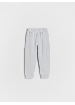 Reserved - Spodnie dresowe z kieszeniami cargo - jasnoszary ze sklepu Reserved w kategorii Spodnie i półśpiochy - zdjęcie 169935704