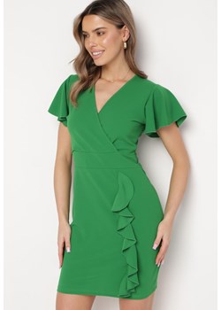 Zielona Dopasowana Sukienka Mini z Kopertowym Dekoltem i Ozdobną Falbanką Gwendara ze sklepu Born2be Odzież w kategorii Sukienki - zdjęcie 169936352