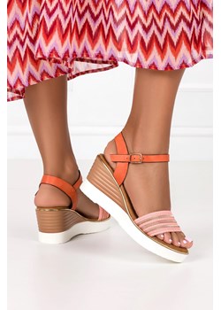 Różowe sandały na koturnie z błyszczącymi paskami Casu K23X1-P ze sklepu Casu.pl w kategorii Sandały damskie - zdjęcie 169946474