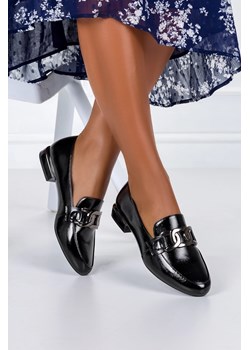 Mokasyny Sergio Leone damskie lakierowane z łańcuchem skórzana wkładka czarne MK732 ze sklepu Casu.pl w kategorii Mokasyny damskie - zdjęcie 169947882