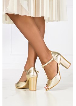 Złote sandały z perełkami z zakrytą piętą polska skóra Casu 2367 ze sklepu Casu.pl w kategorii Sandały damskie - zdjęcie 169948902