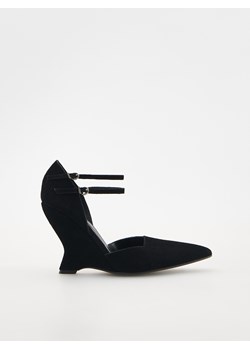 Reserved - Zamszowe buty na koturnie - czarny ze sklepu Reserved w kategorii Czółenka - zdjęcie 169959192