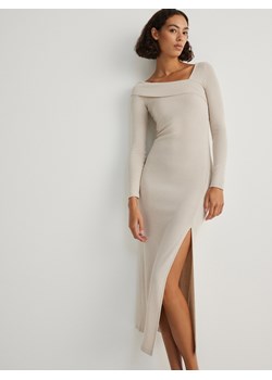 Reserved - Dzianinowa sukienka z asymetrycznym dekoltem - beżowy ze sklepu Reserved w kategorii Sukienki - zdjęcie 169959231