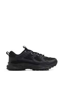 Cropp - Czarne sneakersy z odblaskowymi detalami - czarny ze sklepu Cropp w kategorii Buty sportowe męskie - zdjęcie 169961453