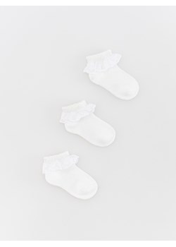 Reserved - Bawełniane skarpetki z falbanką 3 pack - złamana biel ze sklepu Reserved w kategorii Skarpetki dziecięce - zdjęcie 169961781