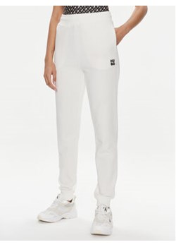 Hugo Spodnie dresowe Nelfinia 50522417 Biały Regular Fit ze sklepu MODIVO w kategorii Spodnie damskie - zdjęcie 169973683