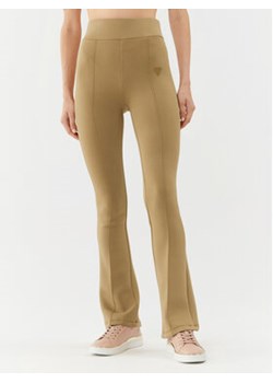 Guess Spodnie dresowe Allie V3RB16 K7UW2 Brązowy Regular Fit ze sklepu MODIVO w kategorii Spodnie damskie - zdjęcie 169974044