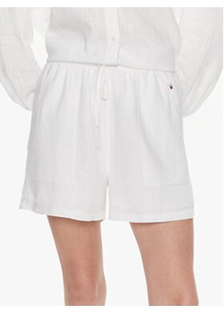 Tommy Jeans Szorty materiałowe DW0DW18334 Biały Relaxed Fit ze sklepu MODIVO w kategorii Szorty - zdjęcie 169974332
