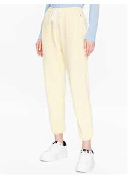 Polo Ralph Lauren Spodnie dresowe 211891560006 Żółty Regular Fit ze sklepu MODIVO w kategorii Spodnie damskie - zdjęcie 169974443